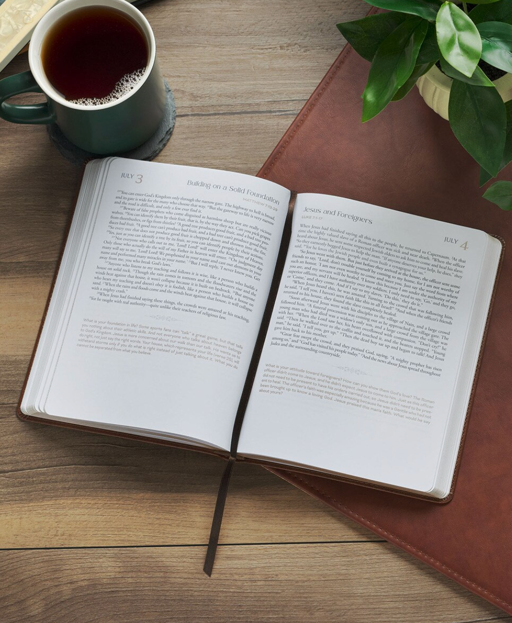 365 Days Through The Bible: A Devotional Journey from Genesis to Revelation