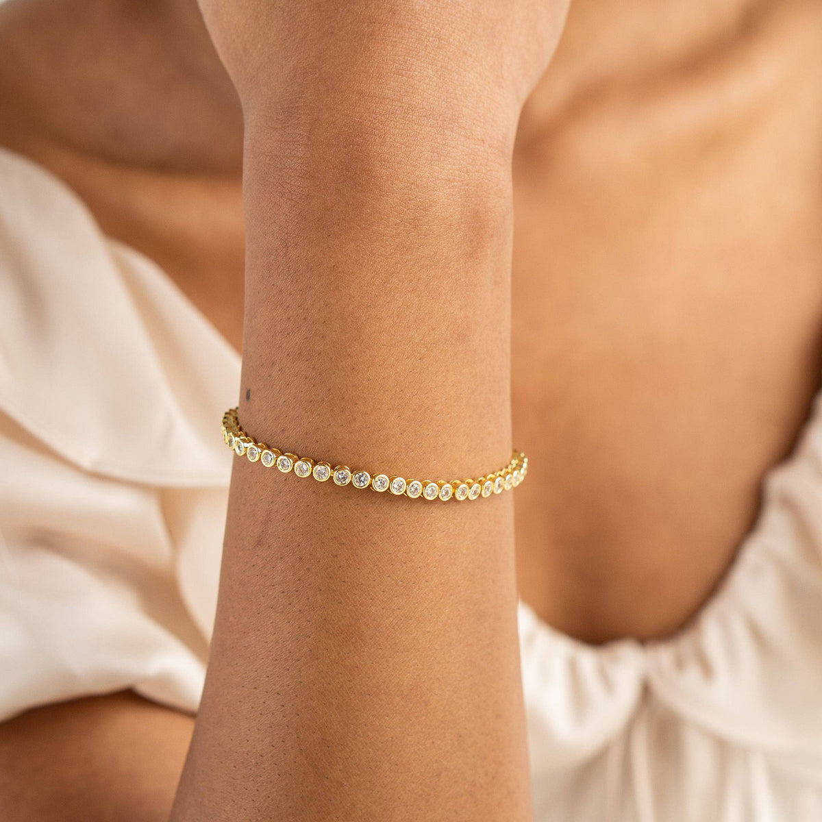 Brenda Grands 18K Gold Round Brilliant Tennis Bracelet in Silver