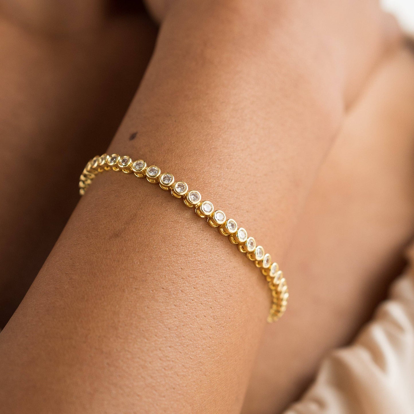 Brenda Grands 18K Gold Round Brilliant Tennis Bracelet in Silver
